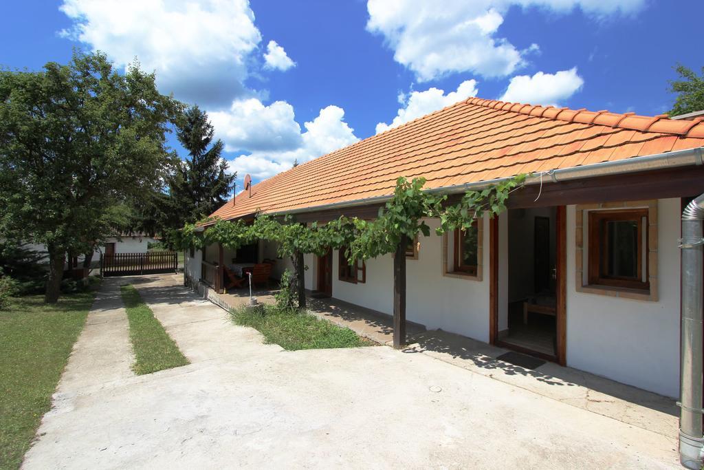 Lugas Vendégház Felsőtold Exterior foto