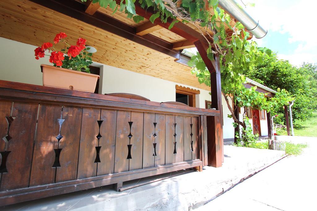Lugas Vendégház Felsőtold Exterior foto